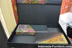 leather-wallet-batik